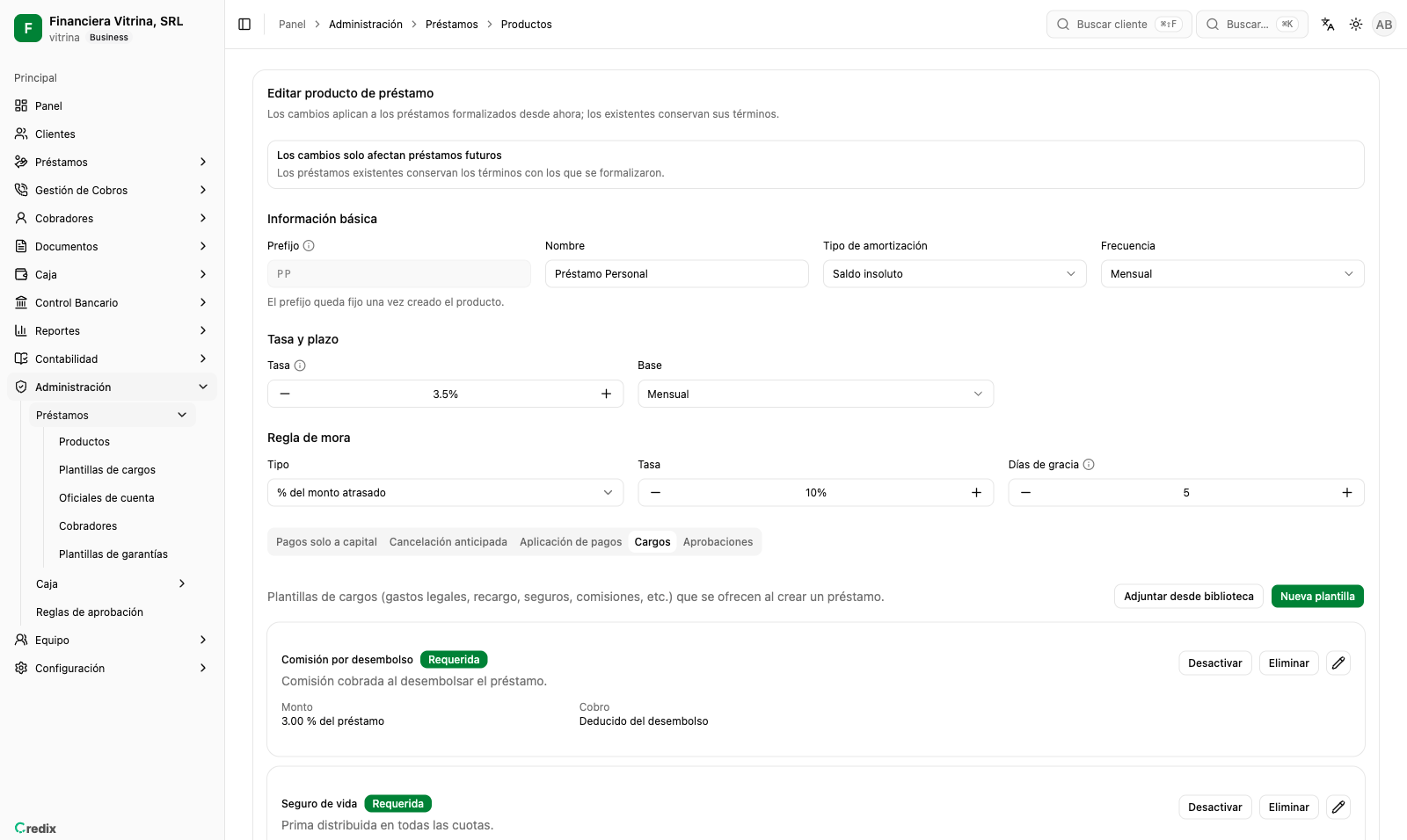 Pantalla de configuración de un producto de préstamo con su tasa, regla de mora y cargos